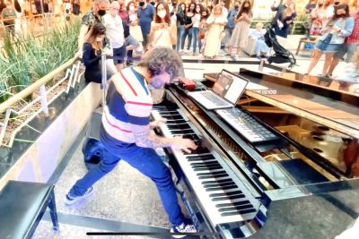 Pianist Performs 'Numb' By Linkin Park At A Shopping Mall