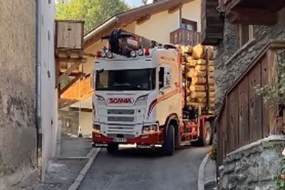 Truck Driver Shows His Talent While Driving Through A Narrow Street