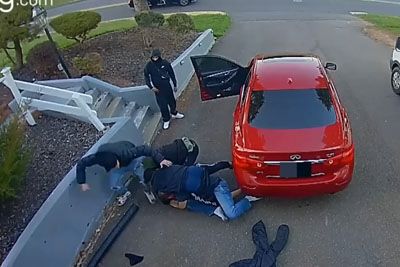 Man Fights Off Four Assailants In Attempted Carjacking