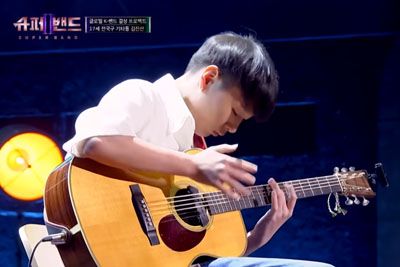 15-Year-Old South Korean Boy Delivers Stunning Guitar Performance