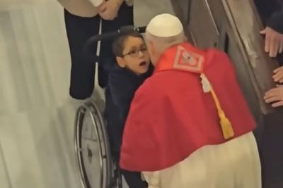 Emotional Moment in Istanbul: Pope Leo XIV Stops To Bless A Sick Child