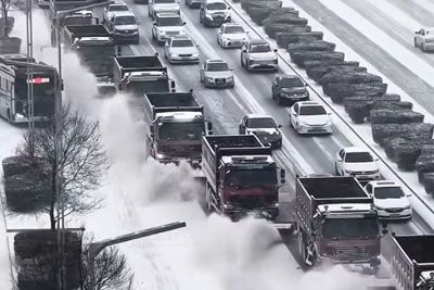 How a Chinese city clears snow from its highways