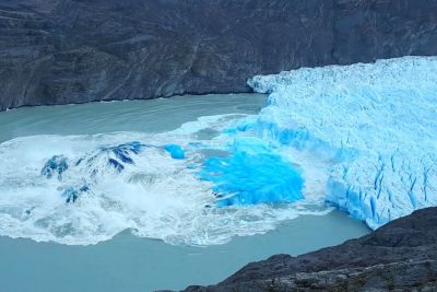 Collapse triggered by glacier calving