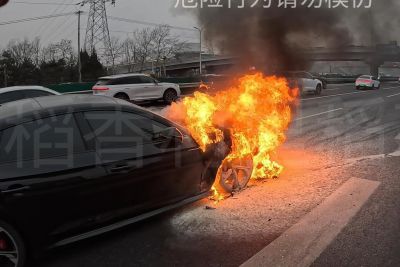 Burning Audi on highway: quick response by Beijing officer