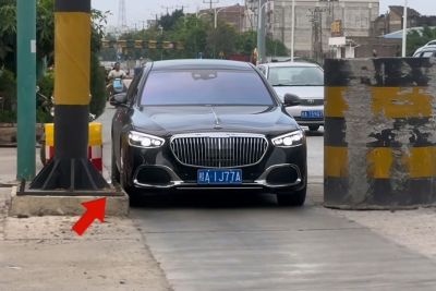 Nine out of ten cars get damaged on this road in China