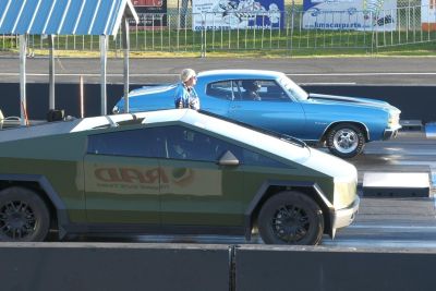 Tesla Cybertruck vs Muscle Car in a Drag Race
