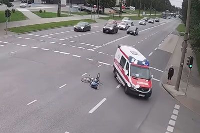 Fastest Ambulance Appears Within Seconds After Cyclist Crashes