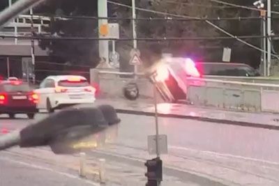 Police Car Plunges Into Prague River, Jogger Jumps Into Water to Rescue Officers