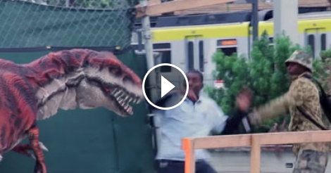 Scaring People In The Hood With A Dinosaur Costume | Klipland.com