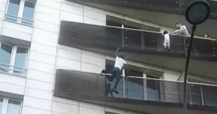 Guy Climbs Building To Save Kid Hanging From Balcony | Klipland.com