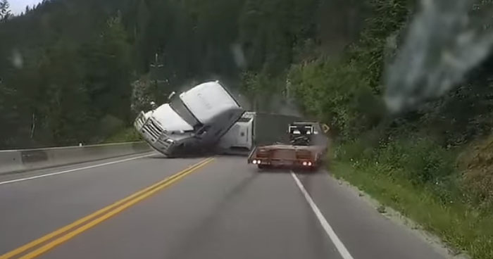 Dashcam Video Capures Shocking Semi Crash Near Sicamous, BC | Klipland.com