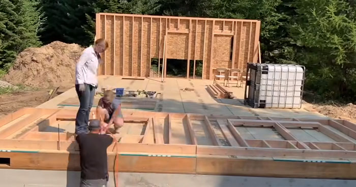House Built By Family In 15 Minute Long Time-Lapse Video | Klipland.com