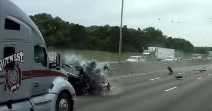 Wrong Way Driver Hits A Semi And 3 Other Cars | Klipland.com