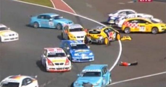Race Track Problem Poorly Designed First Corner In Race Causes Mayhem | Klipland.com