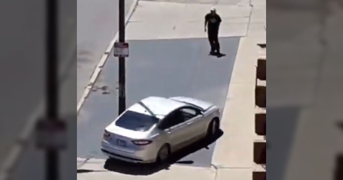 Man Throwing Rocks At Moving Cars Gets An Instant Lesson | Klipland.com