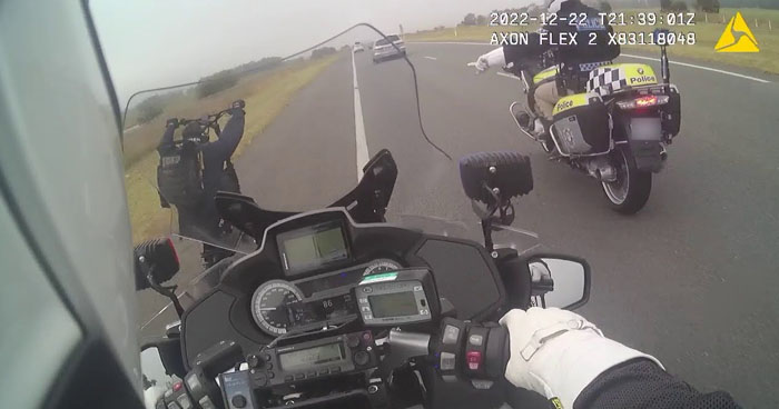 E-Scooter Rider Running Away From Police On A Highway | Klipland.com