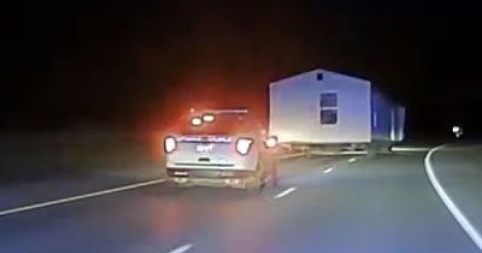 Driver Leads Police On Chase While Towing Large Mobile Home | Klipland.com