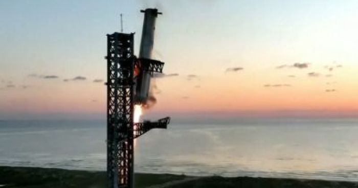 SpaceX Catches Rocket Booster On Return To Earth | Klipland.com