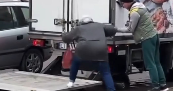 Truck Driver Helps Elderly Woman Get To Her Car | Klipland.com