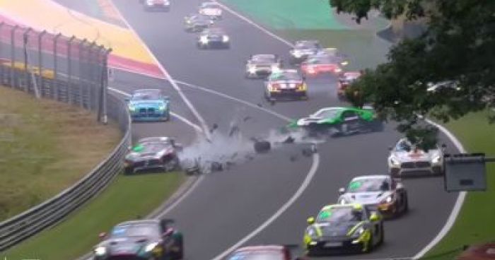 Big Race Start Crash In GT4 European Series | Klipland.com