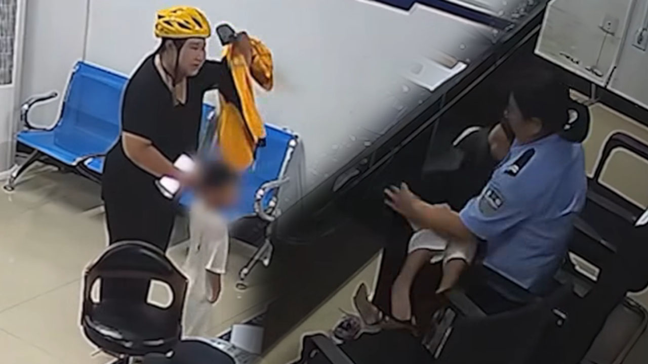 Police officers in China took care of delivery woman's child during the storm