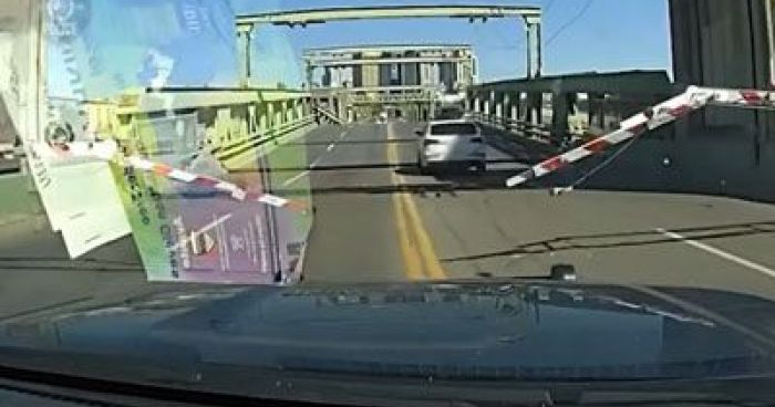 Driver In Stolen Car Jumps Over Seattle Draw Bridge | Klipland.com